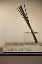 Load image into Gallery viewer, Reed Diffuser: Sweet Pea
